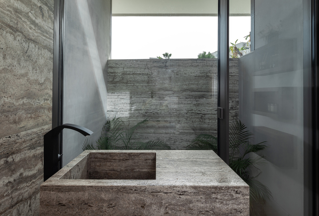 A Travertino Silver wall in the garden provides privacy while maintains a seamless visual flow from the inside.