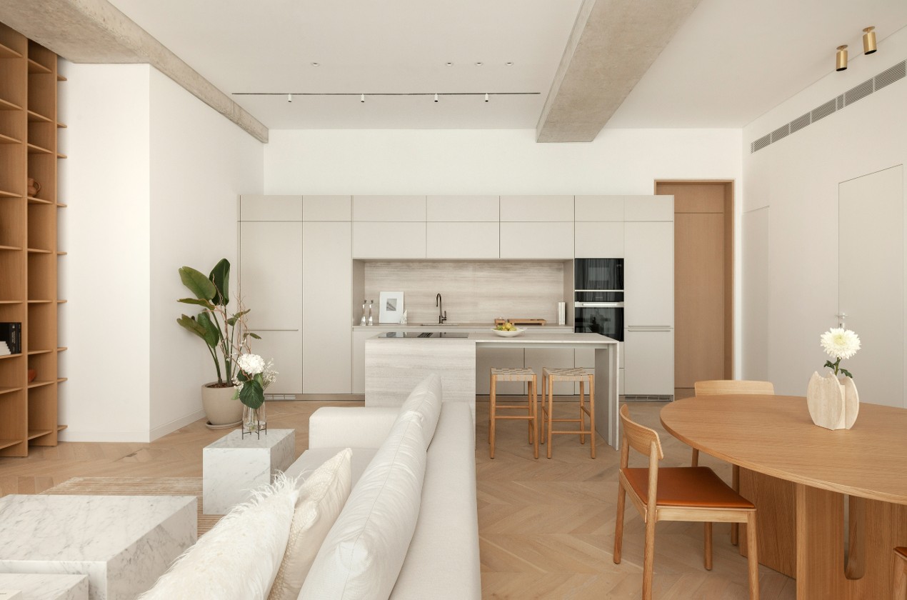 Refined apartment with oak floors, marble kitchen and other natural finishes