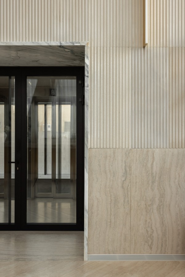Travertino and kyvidas limestone in dialogue