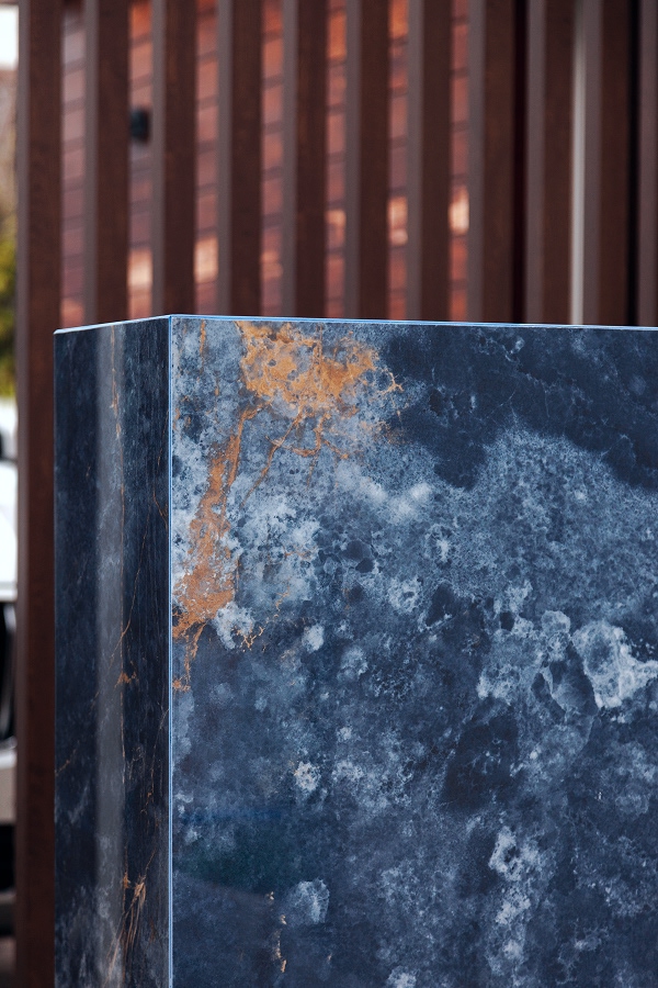 deep blue onyx effect join closeup